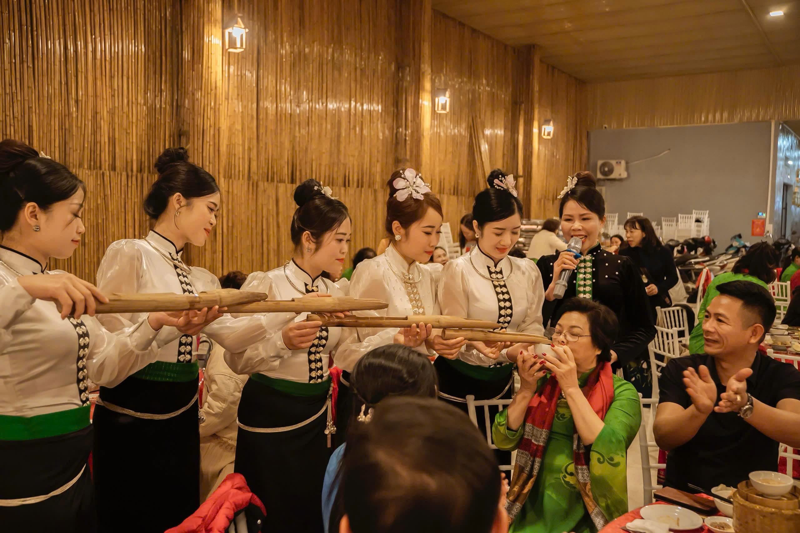 Mây trôi qua đồi núi